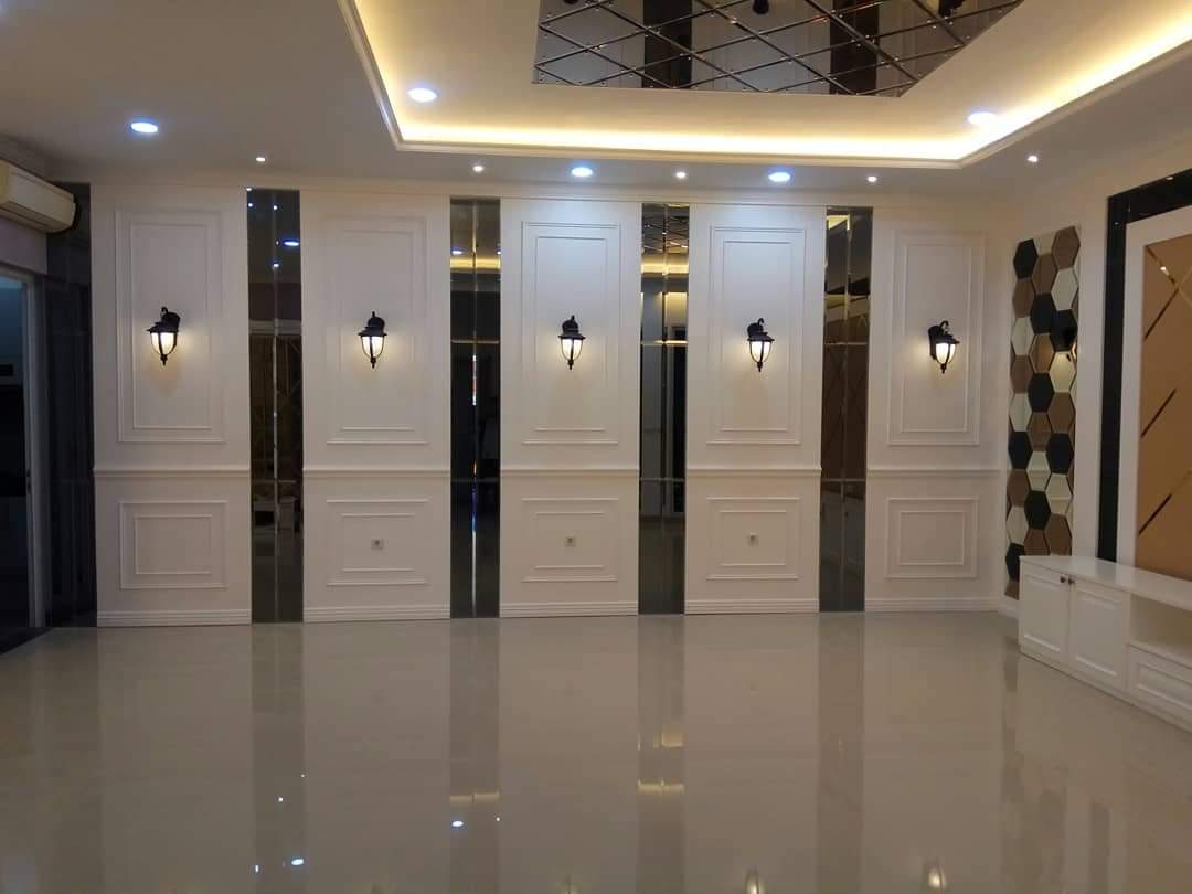 Design interior wallmoulding wallpanel perumahan Cibubur  modern elegant finishing duco lampu dinding antik kaca wajik